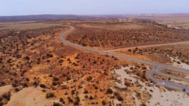 Moab 'taki Arches Ulusal Parkı yakınlarındaki sarı kumtaşı manzaralı güzel bir manzara.