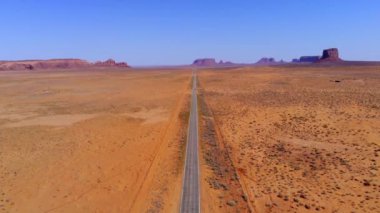 Arizona çölünde ıssız bir yol - hava manzaralı