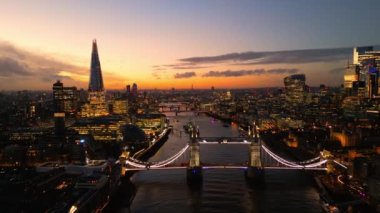 Thames Nehri ve Tower Köprüsü ile Londra - Akşamları inanılmaz bir hava manzarası - LONDON, BİRLİK KINGDOM - 18 ARALIK 2022