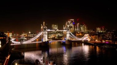 Londra Kule Köprüsü ve Londra Şehri - inanılmaz hava manzarası - LONDON, BİRLİK KINGDOM - 18 Aralık 2022