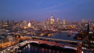 Akşamları Londra şehri - hava manzaralı - Londra, Birleşik KINGDOM - 18 ARALIK 2022