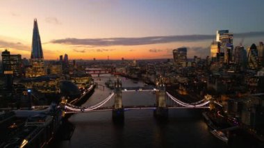 Akşamları Londra Nehri Thames ve Tower Bridge üzerinde çekim yapmak - hava görüntüsü - LONDON, BİRLİK KINGDOM - 18 ARALIK 2022