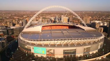 Güneşli bir günde Londra 'daki Wembley Stadyumu üzerinde hava manzarası - LONDON, UNITED KINGDOM - 18 ARALIK 2022