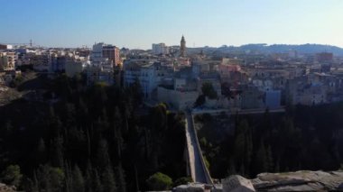 İtalya 'daki ünlü su kemeriyle Puglia' daki Gravina - hava manzaralı - seyahat fotoğrafçılığı