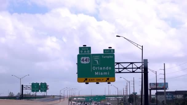 在高速公路上通往奥兰多和迈阿密的路标 Miami Usa February 2022 — 图库视频影像