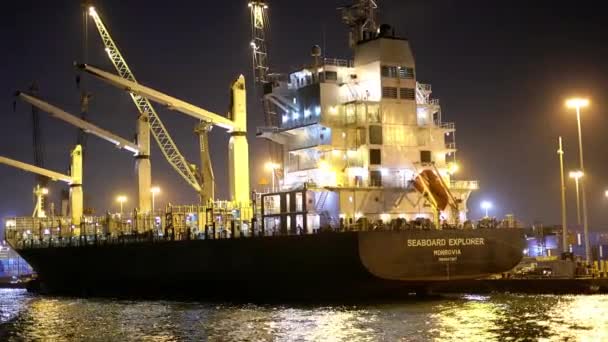 2022年2月14日 美国迈阿密港的一艘船舶在夜间卸货 — 图库视频影像