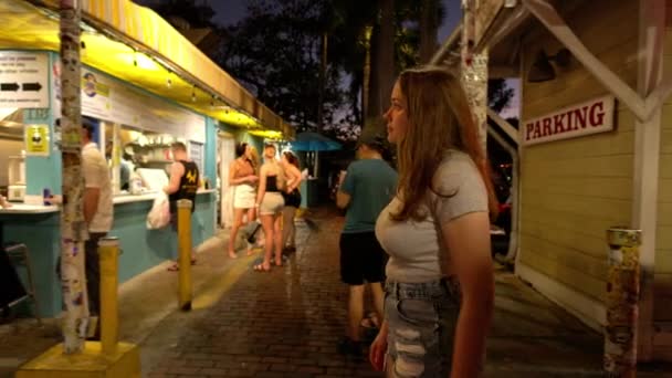 Spaziergang Auf Der Duval Street Auf Key West Bei Nacht — Stockvideo