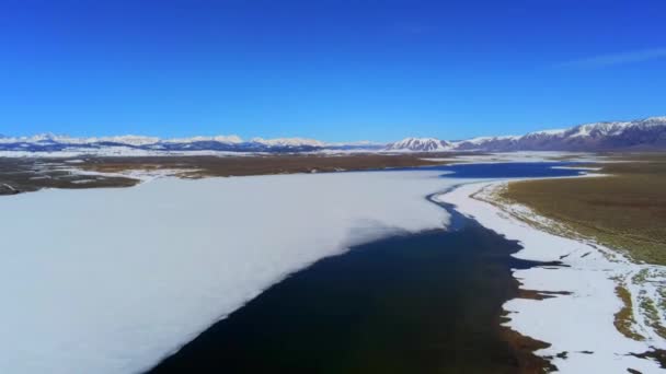 Lago Cubierto Nieve Sierra Nevada California Invierno Vista Aérea — Vídeo de stock