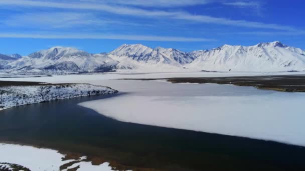 雪盖湖在内华达山脉加利福尼亚冬季空中景观 — 图库视频影像