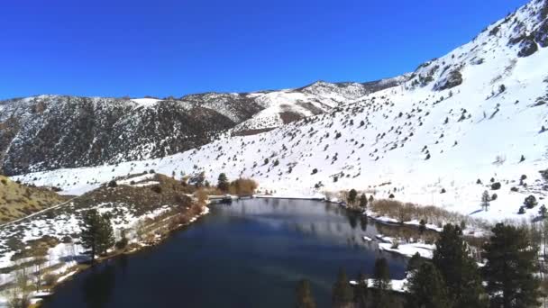 Πτήση Πάνω Από Χιονισμένα Βουνά Στη Σιέρα Νεβάδα Καλιφόρνια Εναέρια — Αρχείο Βίντεο