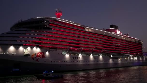 迈阿密港的Hige Virgin Cruise号客轮 黄昏景 美国Miami 2022年2月14日 — 图库视频影像