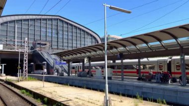 Hamburg Merkez İstasyonu 'ndaki ICE treni - ana tren istasyonu - HAMBURG, Almanya - 14 Mayıs 2022