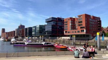 Hamburg 'un modern liman kenti - HAMBURG ŞEHRİ, ALMANY - 16 Mayıs 2022