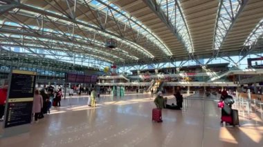 Hamburg Havaalanı Terminali - HAMBURG, GERMANY - 15 Mayıs 2022