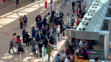 Hamburg Havaalanı 'na giriş yapan yolcular - HAMBURG Şehri, Almanya - 15 Mayıs 2022