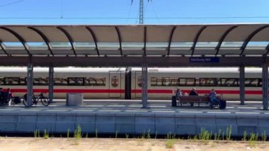 Hamburg Merkez İstasyonu 'ndaki ICE treni - ana tren istasyonu - HAMBURG, Almanya - 14 Mayıs 2022