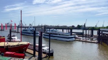 Hamburg Limanı - HAMBURG ŞEHRİ, Almanya - 16 Mayıs 2022