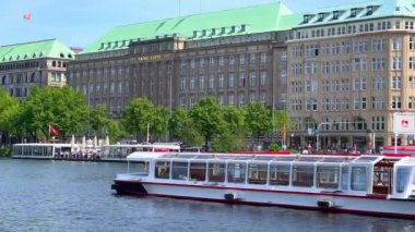 Hamburg 'daki Alster Nehri' ni gezen tekneler - HAMBURG Şehri, Almanya - 16 Mayıs 2022