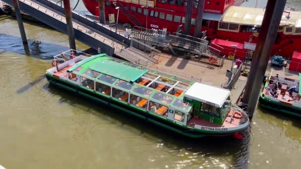 Αξιοθέατα Βάρκα Στο Λιμάνι Του Αμβούργου Πολη Του Hamburg Γερμανια — Αρχείο Βίντεο