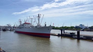 Hamburg Limanı 'nda Kaptan San Diego - HAMBURG, Almanya - 16 Mayıs 2022