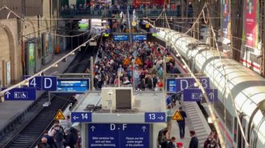 Hamburg Merkez İstasyonu - ana tren istasyonu - HAMBURG, Almanya - 14 Mayıs 2022