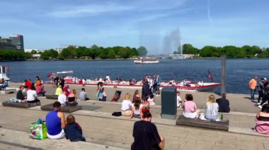 Hamburg şehir merkezinde Jungfernstieg - HAMBURG, ALMANY ŞEHRİ - 16 Mayıs 2022