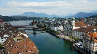 İsviçre 'nin Lucerne şehrindeki Reuss Nehri yukarıdan görünüyor.