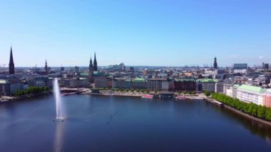 Binnenalster adlı Alster Nehri ile Hamburg şehir merkezinin hava görüntüsü - seyahat fotoğrafçılığı