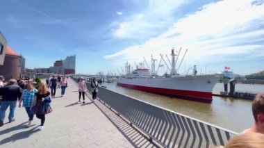 Hamburg Limanı 'nda Kaptan San Diego - HAMBURG, Almanya - 16 Mayıs 2022