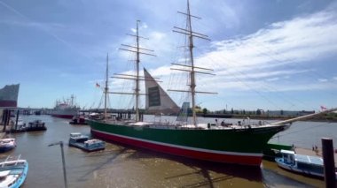 Hamburg Limanı 'nda ünlü yelkenli gemisi Rickmer Rickmers - HAMBURG, Almanya - 16 Mayıs 2022