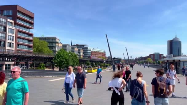 汉堡港的人民步行 德国汉堡市 2022年5月16日 — 图库视频影像