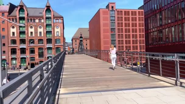 ハンブルク港湾都市の倉庫地区の橋 ドイツ ハンブルク市 2022年5月16日 — ストック動画
