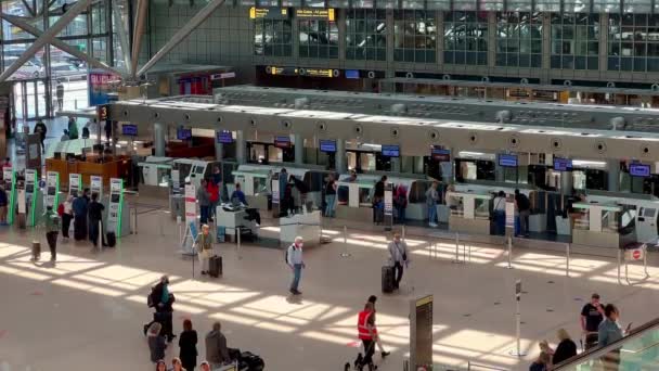 Passagiers Die Inchecken Luchthaven Van Hamburg Stad Hamburg Duitsland Mei — Stockvideo
