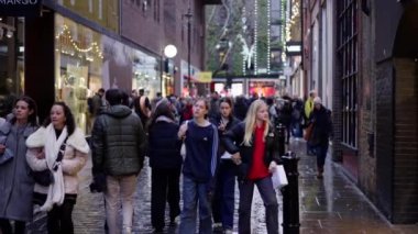 Londra sokakları Noel zamanı çok yoğun. Seyahat fotoğrafçılığı.