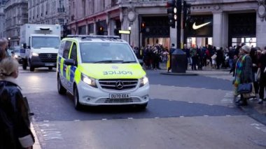 Londra sokaklarında polis arabası - Londra, BİRLİK KINGDOM - 20 ARALIK 2022