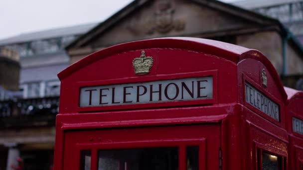 Τυπικός Βρετανικός Τηλεφωνικός Θάλαμος Στο Λονδίνο Ταξιδιωτική Φωτογραφία — Αρχείο Βίντεο