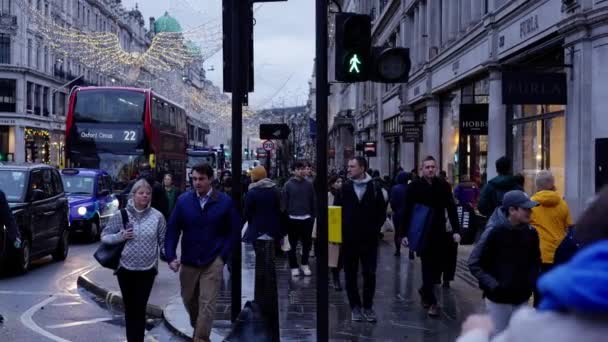 人々はクリスマス時にロンドンのリージェント ストリートを歩く ロンドン イギリス 2022年12月20日 — ストック動画