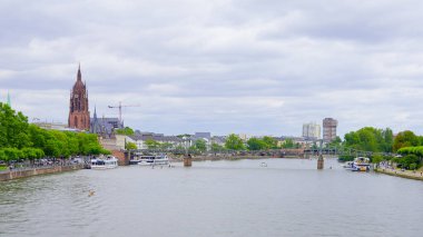 Frankfurt 'taki River Main - FRANKFURT MAIN, Almanya - 12 Temmuz 2022