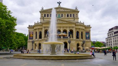 Şehrin eski opera binası Frankfurt Operası 'ndaki Lucae Fountain FRANKFURT MAIN, ALMANY - 12 Temmuz 2022