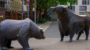 Frankfurt Borsası 'ndaki boğa ve ayı - FRANKFURT MAIN, GERMANY - 12 Temmuz 2022