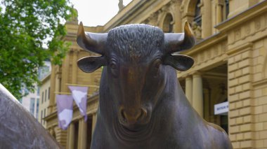 Frankfurt Borsası 'ndaki boğa ve ayı - FRANKFURT MAIN, GERMANY - 12 Temmuz 2022