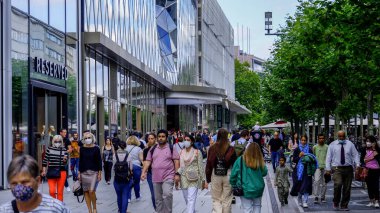 Frankfurt 'ta popüler yaya bölgesi ve alışveriş mili Zeil Caddesi - FRANKFURT MAIN, ALMANY - 12 Temmuz 2022