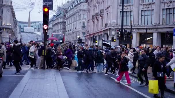 Menschenmenge Überquert Die Straße Oxford Circus Zeitlupe London Vereinigtes Königreich — Stockvideo