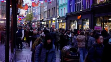 Londra 'da Noel Zamanı Harika Carnaby Caddesi - Ağır çekim klibi - LONDON, Birleşik KINGDOM - 20 ARALIK 2022