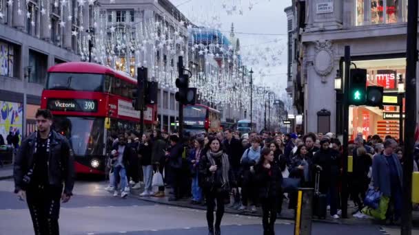 Tłum Ludzi Przechodzących Przez Ulicę Oxford Circus Klip Filmowy London — Wideo stockowe