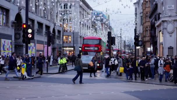 Multitud Personas Cruzando Calle Oxford Circus Clip Cámara Lenta Londres — Vídeo de stock
