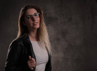 Çekici genç kadın fotoğraf stüdyosu için poz veriyor.