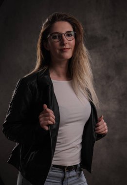 20 'li yaşlarda kendine güvenen genç bir kadın. Stüdyo fotoğrafçılığı.