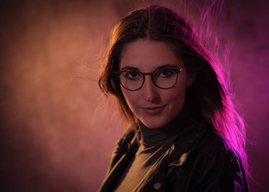 Genç bir kadının güçlü renkli portresi. Stüdyo fotoğrafçılığı.