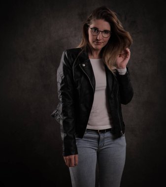 Çekici genç kadın fotoğraf stüdyosu için poz veriyor.